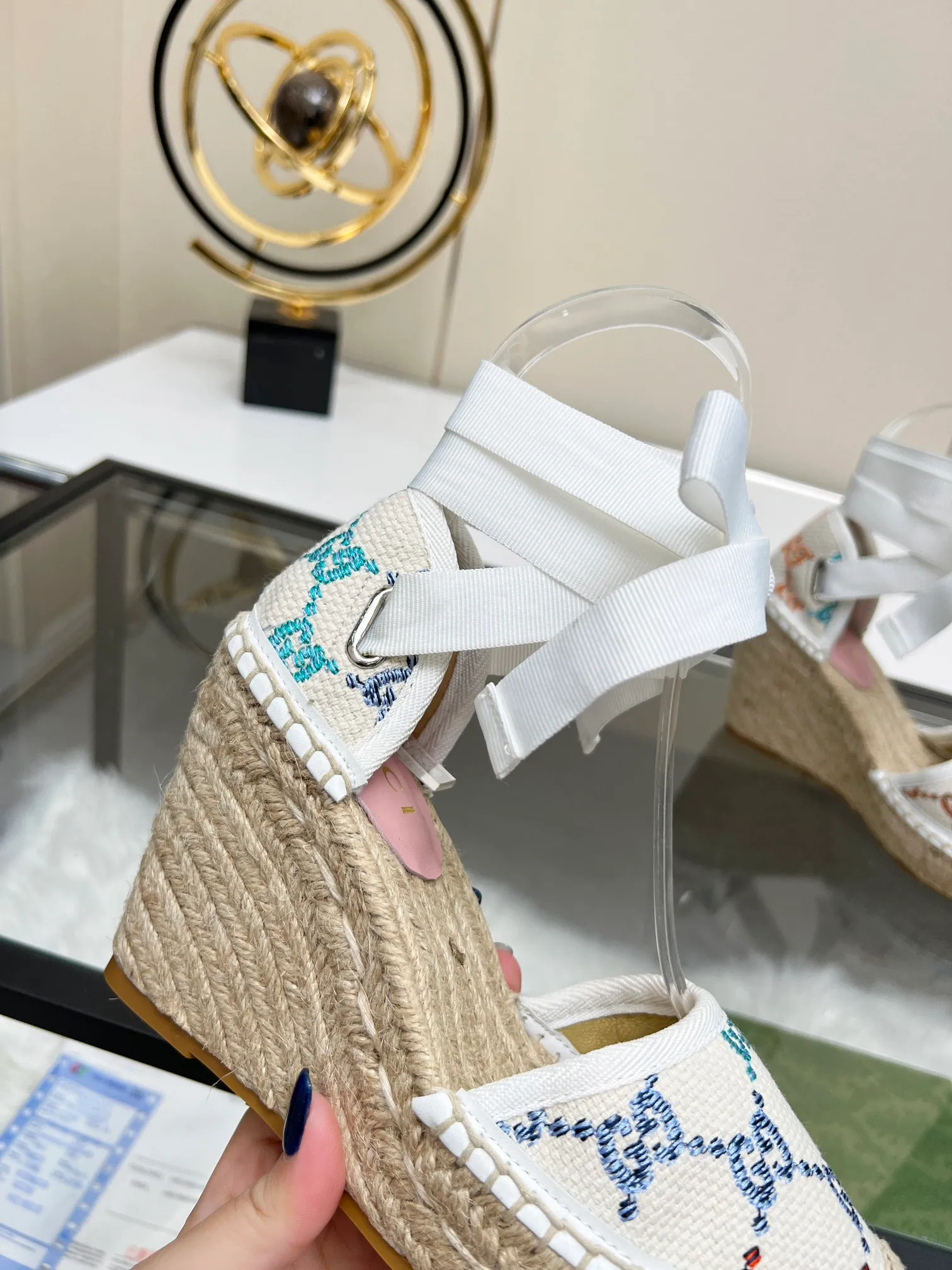 👟👟Ex-factory price 440👟👟 GUCCI wedge fisherman sandals, thick-soled straw, high-end quality, fabric: double G fabric, electric embroidery, lining: mixed sheepskin lining, yardage: 35～42, color: pure white. Dear new and old customers, the picture has been updated, please transfer the image to change. The upgraded version of the wedge heel currently has more than 40 colors. Transfer the image to sell.